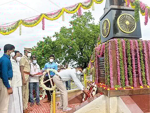 வேலூர் அண்ணாசாலை மக்கான் சிக்னல் பகுதியில் உள்ள சிப்பாய் புரட்சி நினைவு தூணுக்கு மலர்வளையம் வைத்து மரியாதை செலுத்திய மாவட்ட ஆட்சியர் குமாரவேல் பாண்டியன். அருகில், மாவட்ட காவல் கண்காணிப்பாளர் செல்வகுமார், மாவட்ட வருவாய் அலுவலர் பார்த்தீபன் உள்ளிட்டோர்.படம்: வி.எம்.மணிநாதன்.