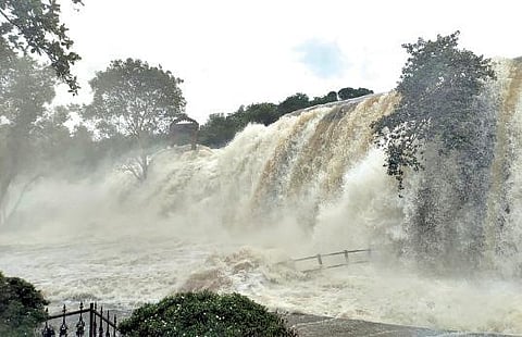 மன்னார் வளைகுடா கடலில் நேற்று கடுமையான சூறைக்காற்று வீசியது. இதனால், கடலுக்கு செல்லாமல் தூத்துக்குடி மீன்பிடி துறைமுகத்தில் விசைப்படகுகள் நிறுத்திவைக்கப்பட்டிருந்தன. படம்: என்.ராஜேஷ்.