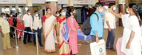 கேரளா உள்ளிட்ட வெளிமாநிலங்களில் இருந்து வந்த பயணிகளுக்கு திருநெல்வேலி ரயில் நிலையத்தில் உடல் வெப்பநிலை பரிசோதனை மற்றும் கரோனா பரிசோதனை மேற்கொள்ளப்பட்டது.