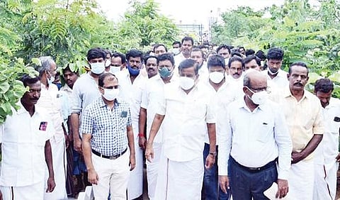 திருச்சி மாவட்டம் மண்ணச்சநல்லூர் ஒன்றியம் பூனாம்பாளையத்தில் 50 ஆயிரம் மரங்களுடன்கூடிய குறுங்காட்டில் பொதுமக்களுக்கான நடைபாதையை நேற்று திறந்து வைத்து பார்வையிட்ட அமைச்சர் கே.என்.நேரு. உடன் ஆட்சியர் சு.சிவராசு உள்ளிட்டோர்.