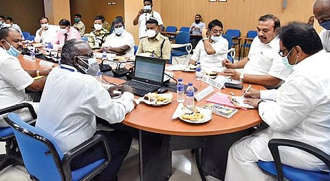 திருச்சி விமானநிலையத்தில் நேற்று நடைபெற்ற விமானநிலைய மேம்பாட்டுக்குழு ஆலோசனைக் கூட்டத்தில் பங்கேற்ற எம்.பி சு.திருநாவுக்கரசர், எம்எல்ஏ இனிகோ இருதயராஜ், விமானநிலைய இயக்குநர் தர்மராஜ் உள்ளிட்டோர்.