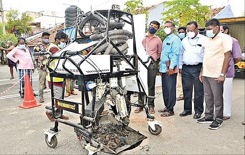 சேலம் அம்மாப்பேட்டை மாணிக்கவாசகம் தெருவில் ரோபோடிக்ஸ் இயந்திரம் மூலம் பாதாள சாக்கடை கால்வாயில் ஏற்பட்ட அடைப்பை அகற்றும் செயல் விளக்க பணியை மாநகராட்சி ஆணையர் கிறிஸ்துராஜ் பார்வையிட்டார். உடன் மாநகர் நல அலுவலர் பார்த்திபன் உள்ளிட்டோர்.