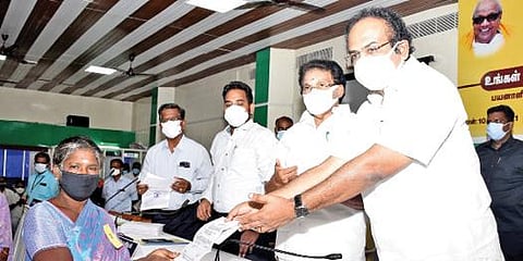 விருதுநகரில் நடைபெற்ற நிகழ்ச்சியில் ஒரு பெண்ணுக்கு நலத்திட்ட உதவி வழங்கிய அமைச்சர்கள் சாத்தூர் ராமச்சந்திரன், தங்கம் தென்னரசு.