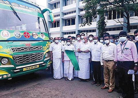 திண்டுக்கல் ஆட்சியர் அலுவலகத்தில் நடந்த நிகழ்ச்சியில் நடமாடும் கரோனா தடுப்பூசி வாகனத்தைக் கொடியசைத்துத் தொடங்கி வைத்த அமைச்சர்கள் ஐ.பெரியசாமி, மா.சுப்பிரமணியன்.