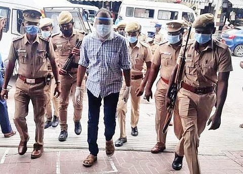 விழுப்புரத்தில் உள்ள தனியார் மருத்துவமனைக்கு பேரறிவாளன் பலத்த போலீஸ் பாதுகாப்புடன் அழைத்து வரப்பட்டார்.