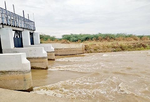 கீழணையில் இருந்து வடவாறு வழியாக காவிரி தண்ணீர் வீராணம் ஏரிக்குள் செல்கிறது.