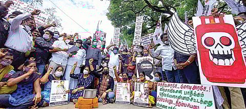 பெட்ரோல், டீசல், சமையல் காஸ் விலை உயர்வை கண்டித்து, சென்னை வள்ளுவர் கோட்டம் அருகே நேற்று ஆர்ப்பாட்டத்தில் ஈடுபட்ட மக்கள் நீதி மய்யம் கட்சியினர். படம்: பு.க.பிரவீன்