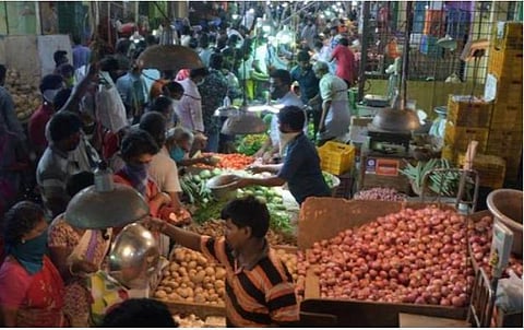 கோயம்பேடு காய்கறி சந்தையில் தக்காளி, கத்தரி, அவரைக்காய் விலை வீழ்ச்சி: கிலோ ரூ.10-க்கு விற்பனை
