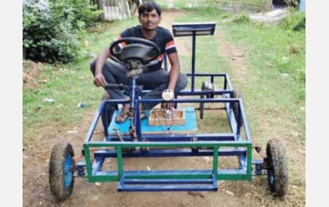 சூரியஒளியில் இயங்கக்கூடிய கார் வடிவமைப்பு: 11-ம் வகுப்பு பள்ளி மாணவர் முயற்சி