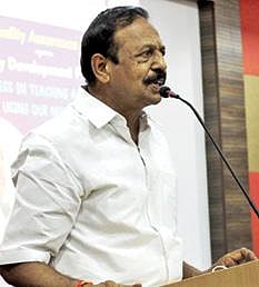 ஈரோடு விஇடி கல்லூரியில் நடந்த பேராசிரியர் மேம்பாட்டு நிகழ்ச்சியில் கல்லூரி தாளாளரும், வேளாளர் அறக்கட்டளைச் செயலாளருமான எஸ்.டி.சந்திரசேகர் பேசினார்.