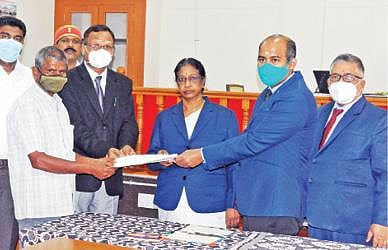 கிருஷ்ணகிரியில் நடந்த மக்கள் நீதிமன்றத்தில் தீர்வு காணப்பட்ட வழக்குகளுக் கான ஆணையை மாவட்ட முதன்மை நீதிபதி ஆர்.கலைமதி வழங்கினர். அடுத்த படம் : தருமபுரி ஒருங்கிணைந்த நீதிமன்ற வளாகத்தில் நடந்த மக்கள் நீதிமன்றத்தில் வழக்கு ஒன்றை விசாரித்த நீதிபதிகள் மற்றும் நீதித்துறை அலுவலர்கள்.