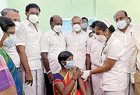 திண்டுக்கல் மாவட்டம், பெரும்பாறையில் மலைவாழ் மக்களுக்கான கரோனா தடுப்பூசி முகாமை தொடங்கி வைத்த சுகாதாரத் துறை அமைச்சர் மா.சுப்பிரமணியன். அருகில், அமைச்சர் ஐ.பெரியசாமி உள்ளிட்டோர்.