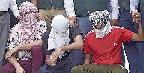 ரூ.,2,500 கோடி மதிப்புள்ள ஹெராயின் போதைப்பொருட்களைக் கடத்திய வழக்கில் டெல்லி சிறப்புப் போலீஸாரால் நேற்று கைது செய்யப்பட்ட இளைஞர்கள்.படம்:பிடிஐ