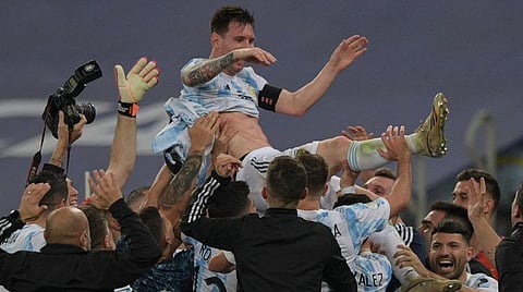 அர்ஜென்டினா கோபா அமெரிக்கா கோப்பையை வென்றபின் கேப்டன் மெஸ்ஸியை தூக்கி கொண்டாடிய சகவீரர்கள் | படம் உதவி ட்விட்டர்