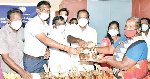 புதுக்கோட்டை மாவட்டம் திருவரங்குளம் அருகே திருக்கட்டளையில் நேற்று நடைபெற்ற நிகழ்ச்சியில் பயனாளிக்கு இலவச சலவைப்பெட்டி வழங்குகிறார் மாநில சுற்றுச்சூழல் துறை அமைச்சர் சிவ.வீ.மெய்யநாதன்.