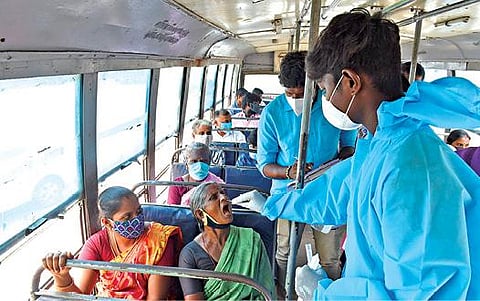 விடுமுறை தினமான நேற்று ஏற்காடுக்கு சுற்றுலா பயணிகள் வருகை அதிகரித்தது. இதையடுத்து, மலை அடிவாரத்தில் ஏற்பட்ட வாகன நெரிசலை சீர் செய்யும் பணியில் போலீஸார் ஈடுபட்டனர். அடுத்த படம்: சேலத்தில் அரசு நகரப் பேருந்துகளில் சமூக இடைவெளியின்றி பயணம் செய்த பயணிகளுக்கு மாநகராட்சி சுகாதாரத்துறையினர் கரோனா பரிசோதனை மேற்கொண்டனர். படங்கள்: எஸ்.குரு பிரசாத்