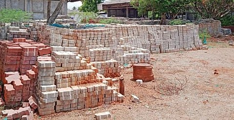 சிவகங்கை கிராபைட் ஆலையில் விற்பனையாகாமல் வீணாகும் பேவர்பிளாக் கற்கள்.