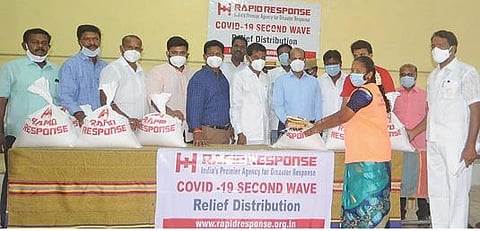 கடலூரில் தூய்மை பணியாளர்களுக்கு மாவட்ட ஆட்சியர் கி.பாலசுப்ரமணியம் நலத்திட்ட உதவிகளை வழங்கினார். அருகில் ஐயப்பன் எம்எல்ஏ.