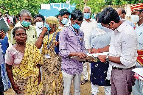 விழுப்புரம் அருகே மாதிரிமங்கலம் ஊராட்சியில்பெரியார் சமத்துவபுரத்தில் முதியோர் ஓய்வூதியம் கோரி ஆட்சியரிடம் கோரிக்கை வைக்கும் மூதாட்டி தேன்மொழி.