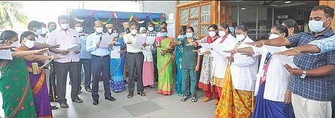 கடலூர் அரசு தலைமை மருத்துவமனையில் உலக மக்கள் தொகை தினத்தை முன்னிட்டு மாவட்ட ஆட்சியர் பாலசுப்ரமணியம் தலைமையில் உறுதிமொழி எடுக்கப்பட்டது.