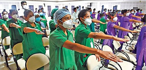 உலக மக்கள் தொகை தினத்தையொட்டி, சேலம் அரசு மோகன் குமாரமங்கலம் மருத்துவக் கல்லூரி மருத்துவமனையில் ஊரக நலப்பணிகள் மற்றும் குடும்ப நலம் சார்பில் விழிப்புணர்வு நிகழ்ச்சி நடைபெற்றது. இதில், செவிலியர்கள் மற்றும் பயிற்சி செவிலியர்கள் உறுதிமொழி ஏற்றனர். படம்: எஸ்.குரு பிரசாத்