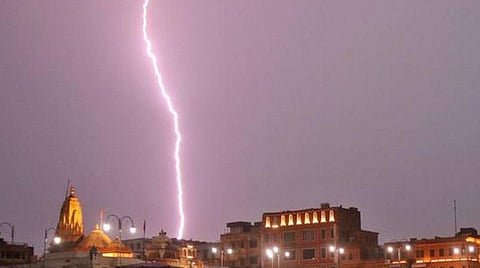 உ.பி.யில் 41 பேர் மின்னல் தாக்கி உயிரிழப்பு; ராஜஸ்தானில் செல்பி எடுத்தவர்களும் பலி