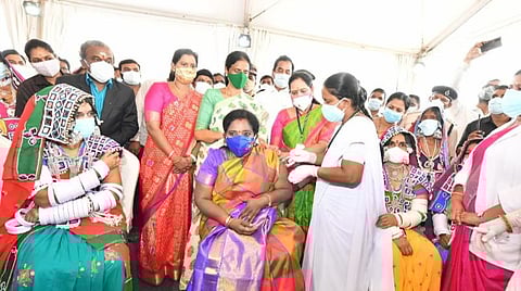 தெலங்கானாவில் மலைவாழ் பழங்குடியின மக்களுடன் 2-வது டோஸ் தடுப்பூசி செலுத்திய ஆளுநர் தமிழிசை