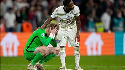 யூரோ கோப்பையில் தோல்வி அடைந்த இங்கிலாந்து அணியினர் | படம் உதவி: ட்விட்டர்.