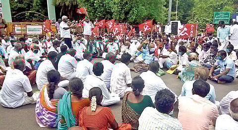 திருவண்ணாமலை மாவட்ட ஆட்சியர் அலுவலக நுழைவு வாயில் முன்பு குடியேறும் போராட்டத்தில் ஈடுபட்ட விவசாயிகள். படம்: இரா.தினேஷ்குமார்.
