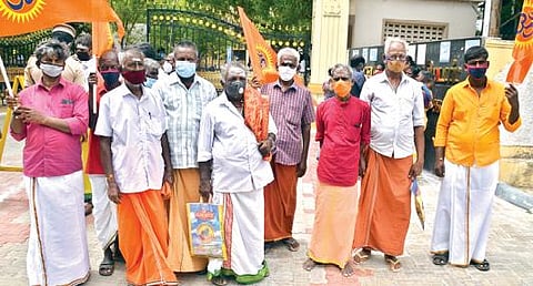 திருநெல்வேலி ஆட்சியர் அலுவலகத்துக்கு மனு அளிக்க வந்த பூஜாரிகள் பேரமைப்பினர். படம்: மு.லெட்சுமி அருண்