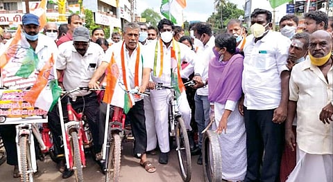 பெட்ரோல், டீசல் விலை உயர்வைக் கண்டித்து நாகர்கோவில் டெரிக் சந்திப்பில் சைக்கிள் பேரணியை விஜய் வசந்த் எம்.பி. தொடங்கி வைத்தார்.