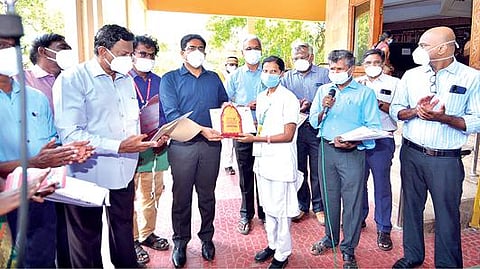 உலக மக்கள்தொகை தினத்தையொட்டி நடைபெற்ற ஓவியப் போட்டியில் வெற்றிபெற்ற செவிலியர்களுக்கு திருநெல்வேலி ஆட்சியர் விஷ்ணு பரிசளித்தார். படம்: மு.லெட்சுமி அருண்