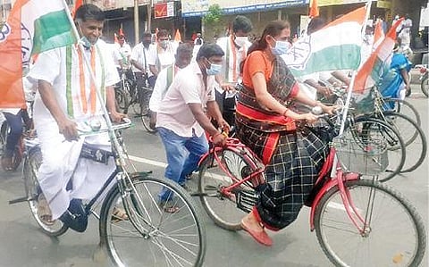 திருச்சி அருணாசல மன்றம் அருகே நேற்று நடைபெற்ற சைக்கிள் பேரணியில் பங்கேற்ற காங்கிரஸ் கட்சியினர்.படம்: ஜி.ஞானவேல்முருகன்