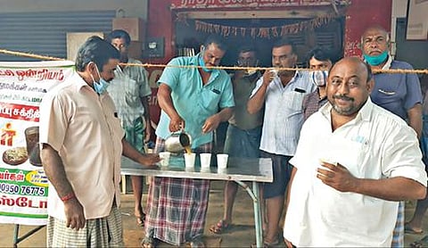 திருச்செங்கோடு அருகே ஏமப்பள்ளி கிராமத்தில் பொதுமக்களுக்கு இலவசமாக ஆட்டுக்கால் சூப் வழங்கப்பட்டது.