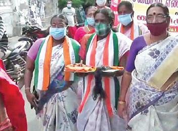புதுச்சேரி ஆம்பூர் சாலையில் இருந்து சேலை, வளையல் உள்ளிட்டவற்றுடன் ஊர்வலமாக சென்ற மகளிர் காங்கிரஸார்.