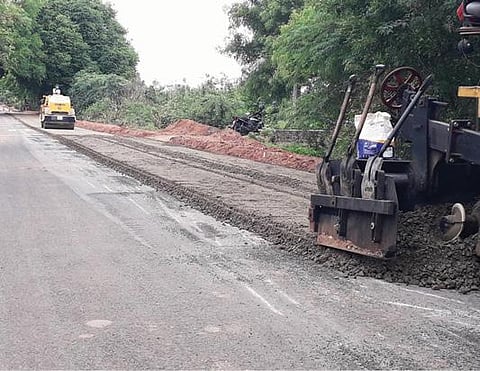 உளுந்தூர்பேட்டை அருகே நகர் - நைனார்குப்பம் இடையே புதுப்பிக்கப்படும் தார்சாலை.