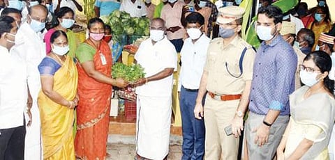 திண்டிவனத்தில் சீரமைக்கப்பட்ட உழவர் சந்தையை அமைச்சர் மஸ்தான் திறந்து வைத்து விற்பனையினை தொடங்கி வைத்தார்.அருகில் ஆட்சியர் மோகன் உள்ளார்.