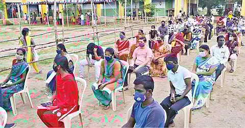 சேலத்தில் ஒரு வாரத்துக்கு பின்னர் நேற்று கரோனா தடுப்பூசி போடும் பணி தொடங்கியது. அழகாபுரம் சாரதா மகளிர் மேல்நிலைப் பள்ளி முகாமில், பொதுமக்கள் சமூக இடைவெளியை பின்பற்றி இருக்கையில் அமர்ந்து தடுப்பூசி செலுத்த காத்திருந்தனர்.