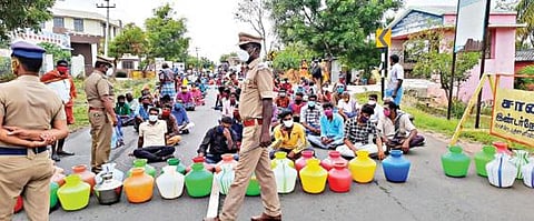 சீரான குடிநீர் விநியோகம் கோரி புன்செய்புளியம்பட்டி - திருப்பூர் சாலையில் மறியலில் ஈடுபட்ட பொதுமக்கள்.