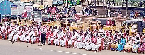 புதுக்கோட்டை மாவட்டம் கந்தர்வக்கோட்டையில் திமுக ஒன்றியச் செயலாளரை கண்டித்து ஆர்ப்பாட்டத்தில் ஈடுபட்ட இந்திய கம்யூனிஸ்ட் கட்சியினர்.