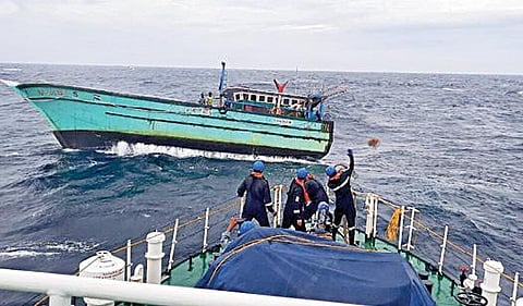 தூத்துக்குடி அருகே நடுக்கடலில் படகு இயந்திரம் பழுதாகி தத்தளித்த மீனவர்களை மீட்கும் பணியில் ஈடுபட்ட கடலோர காவல் படையினர்.