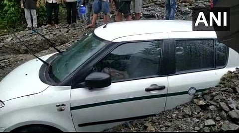 இமாச்சலில் கொட்டித் தீர்க்கும் கனமழை: வெள்ளத்தில் சிக்கிய கார்கள், கட்டிடங்கள்; வீடியோ