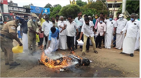 தஞ்சாவூர் ரயிலடியில் எடியூரப்பாவின் உருவ பொம்மையை எரித்து முழக்கங்கள் எழுப்பிய காவிரி உரிமை மீட்புக் குழுவினர்.