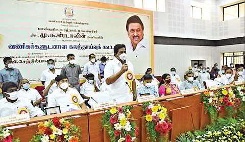 சேலத்தில் வணிக வரித் துறை சார்பில் நடைபெற்ற கலந்தாய்வுக் கூட்டத்தில் வணிக வரி மற்றும் பதிவுத் துறை அமைச்சர் மூர்த்தி பேசினார். உடன் சுற்றுலாத் துறை அமைச்சர் மதிவேந்தன், வணிகர்கள் உள்ளிட்டோர். படம்: எஸ்.குருபிரசாத்