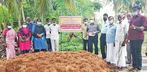 கடலூர் அருகே நத்தப்பட்டு கிராமத்தில் தென்னை நார்க்கழிவை மக்க வைக்கும் தொழில்நுட்பம் குறித்து விவசாயிகளுக்கு பயிற்சி அளிக்கப்பட்டது.
