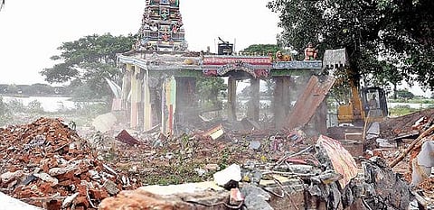 முத்தண்ணன் குளக்கரையில் மாநகராட்சி அதிகாரிகளால் நேற்று இடிக்கப்பட்ட கோயில். படம்: ஜெ.மனோகரன்