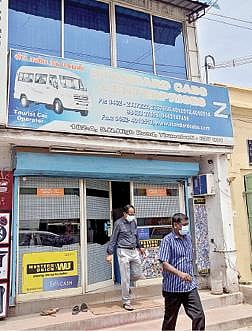 திருநெல்வேலி ஸ்ரீபுரத்தில் உள்ள தனியார் வாடகை கார் நிறுவனத்தில் சோதனை நடத்திவிட்டு திரும்பும் சிபிஐ அதிகாரிகள். படம்: மு.லெட்சுமி அருண்