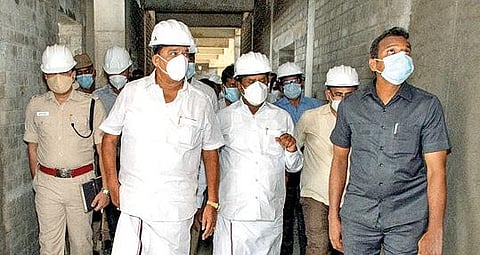 ராணிப்பேட்டை ஆட்சியர் அலுவலக கட்டுமான பணிகளை பொதுப்பணித்துறை அமைச்சர் எ.வ.வேலு, கைத்தறித்துறை அமைச்சர் ஆர்.காந்தி ஆகியோர் நேற்று ஆய்வு செய்தனர்.