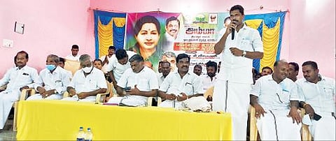 நாட்றாம்பள்ளி அருகே நடத்த அதிமுக செயல்வீரர்கள் ஆலோசனைக்கூட்டத்தில் பங்கேற்ற முன்னாள் அமைச்சர் கே.சி.வீரமணி மற்றும் அக்கட்சியினர்.