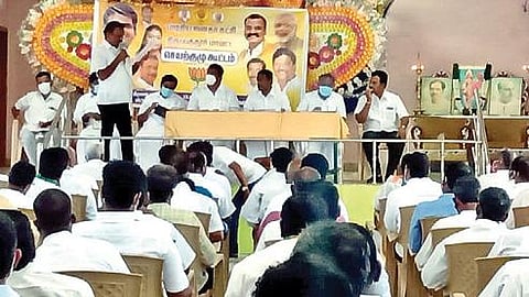 ஆலங்காயம் அடுத்த பூங்குளம் பகுதியில் பாஜக மாவட்ட செயற்குழு கூட்டம் ஒருங்கிணைந்த வேலூர் மாவட்ட பாஜக மேற்பார்வையாளர் வெங்கடேசன் தலைமையில் நடைபெற்றது.